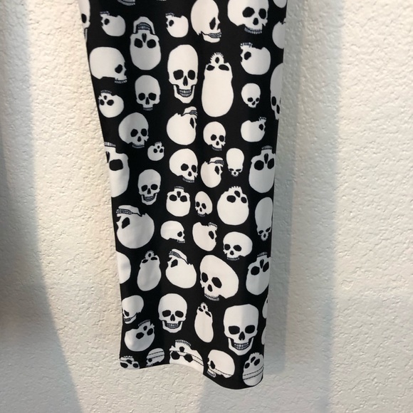 Onzie Skull Print High Basic Capri Leggings - Picture 8 of 16